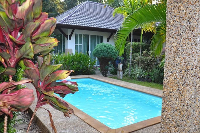 Imagen de la piscina del Hotel Baan Chao Koh. Foto 17