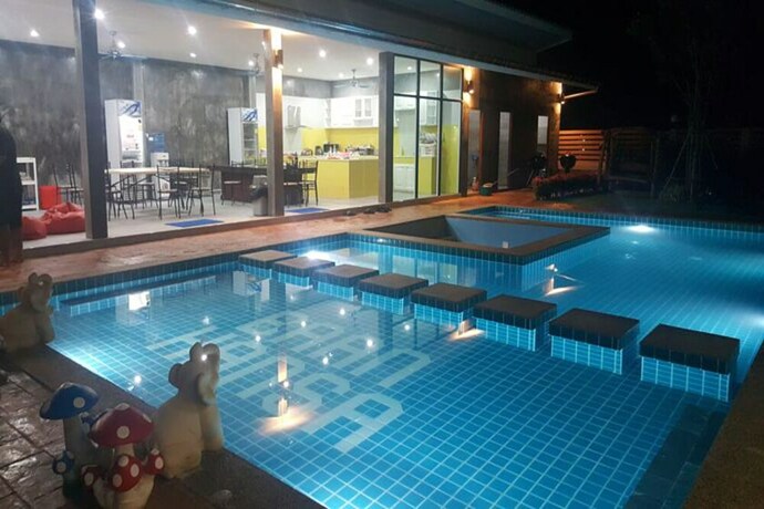 Imagen de la piscina del Hotel Baan Hansa. Foto 31