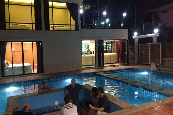 Imagen de la piscina del Hotel Baan Hansa. Foto 32