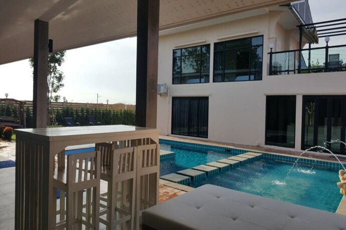 Imagen de la piscina del Hotel Baan Hansa. Foto 33