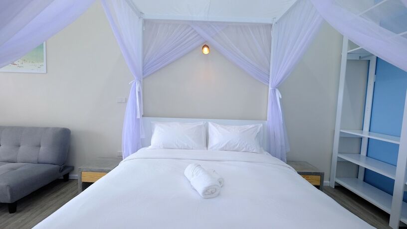 Imagen de la habitación del Hotel Baan Jai Dee Beach Front. Foto 29