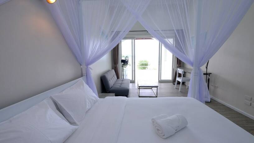 Imagen de la habitación del Hotel Baan Jai Dee Beach Front. Foto 31