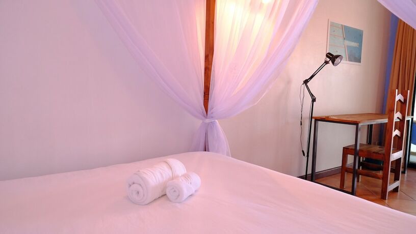 Imagen de la habitación del Hotel Baan Jai Dee Beach Front. Foto 33