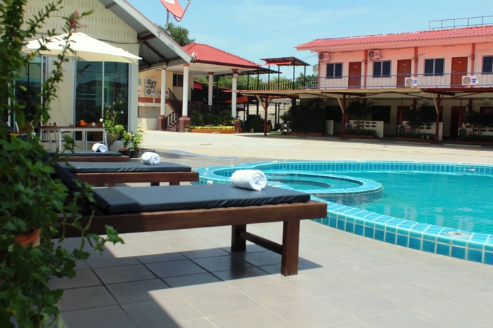 Imagen de la piscina del Hotel Baan Kaew Ruen Kwan. Foto 14