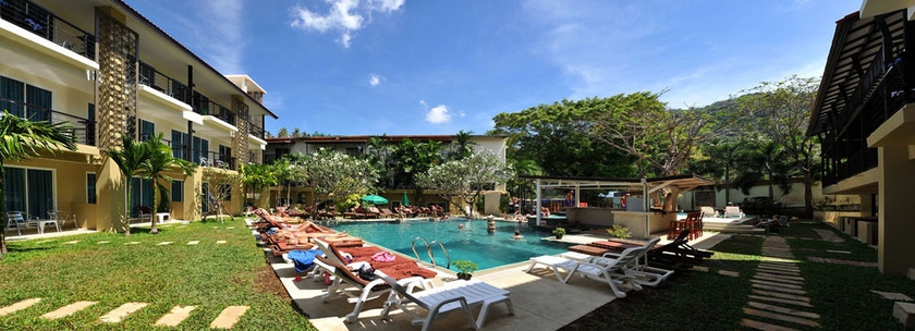 Imagen de la piscina del Hotel Baan Karon Resort. Foto 15