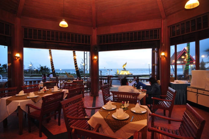 Imagen del bar/restaurante del Hotel Baan Karonburi Resort. Foto 2