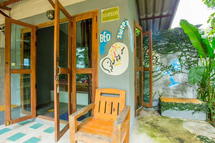 Imagen de los exteriores del Hotel Baan Katisod. Foto 15