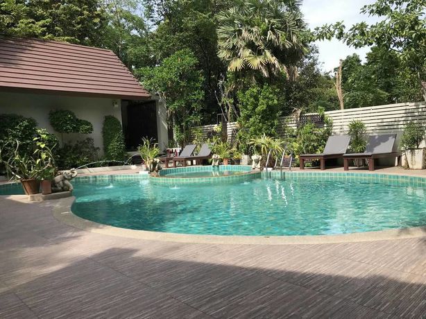 Imagen de la piscina del Hotel Baan Klang Aow Beach Resort. Foto 17