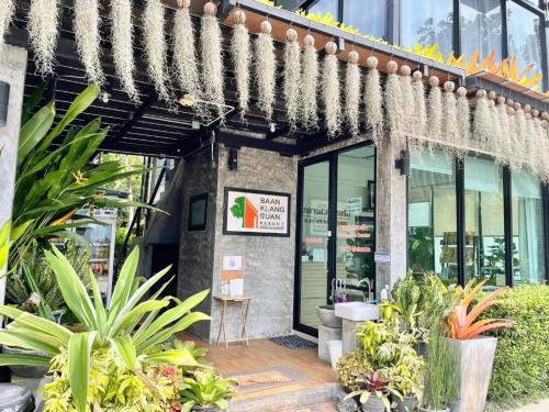 Imagen general del Hotel Baan Klang Suan Resort. Foto 6