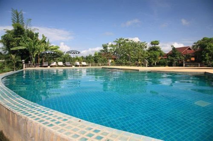 Imagen de la piscina del Hotel Baan Krating Pai Resort. Foto 16