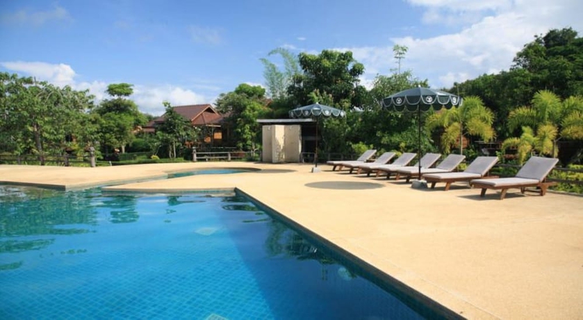 Imagen de la piscina del Hotel Baan Krating Pai Resort. Foto 17