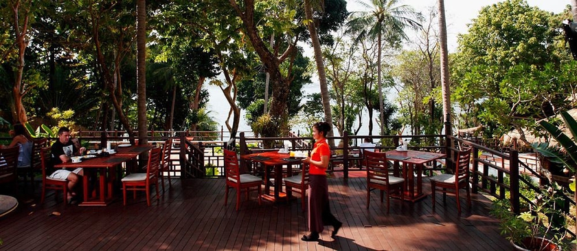 Imagen del bar/restaurante del Hotel Baan Krating Phuket Resort. Foto 1