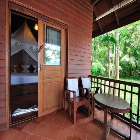 Imagen de los exteriores del Hotel Baan Mai Beachfront Phuket Lone Island. Foto 11