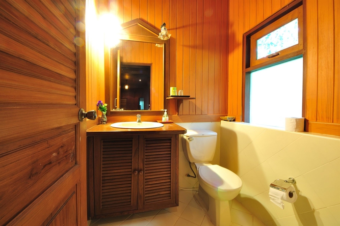 Imagen de la habitación del Hotel Baan Mai Beachfront Phuket Lone Island. Foto 10