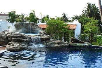 Imagen de los exteriores del Hotel Baan Montra Beach Resort. Foto 11