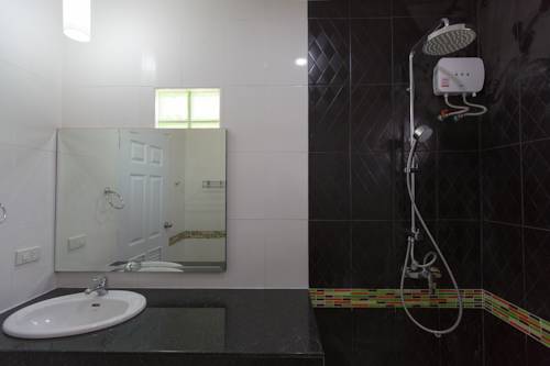 Imagen de la habitación del Hotel Baan Nam Poon Resort. Foto 4