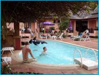 Imagen de la piscina del Hotel Baan Nern Sai Resort. Foto 12