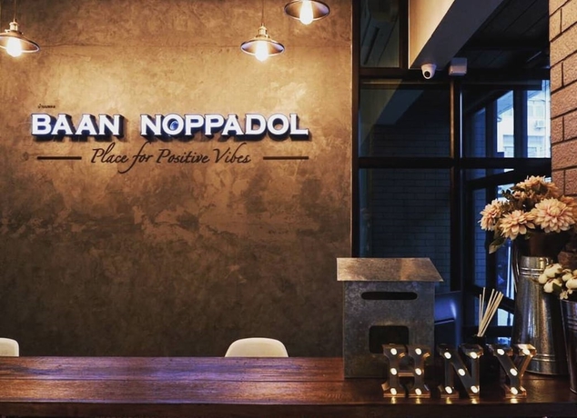 Imagen de los interiores del Hotel Baan Noppadol. Foto 14