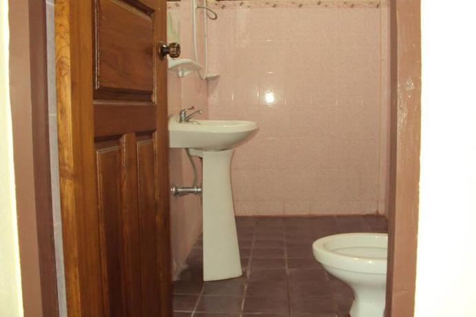 Imagen de la habitación del Hotel Baan Phuthadol. Foto 17