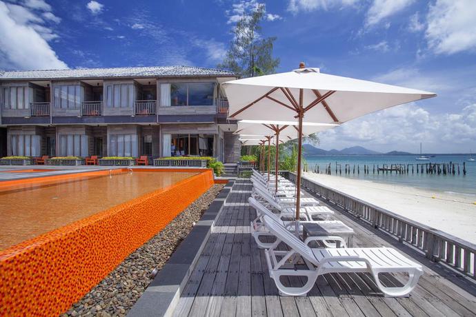 Imagen de la piscina del Hotel Baan Ploy Sea. Foto 16