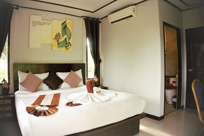 Imagen de la habitación del Hotel Baan Puteri Lanta Villa. Foto 18
