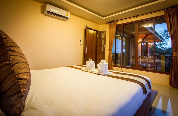 Imagen de la habitación del Hotel Baan Puteri Lanta Villa. Foto 25