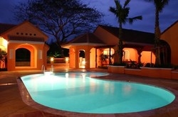 Imagen de la piscina del Hotel Baan Rajdamnern Resort. Foto 5