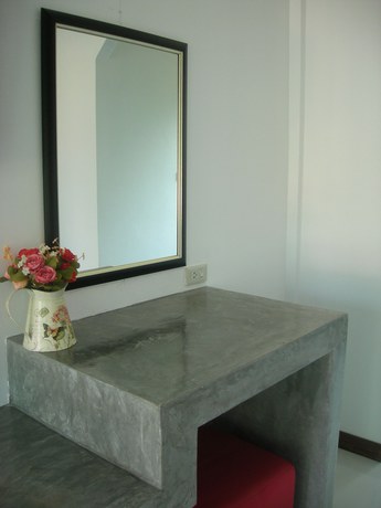 Imagen de la habitación del Hotel Baan Rim Klong Resort. Foto 7