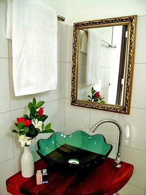 Imagen de los interiores del Hotel Baan Rim Klong Resort. Foto 17