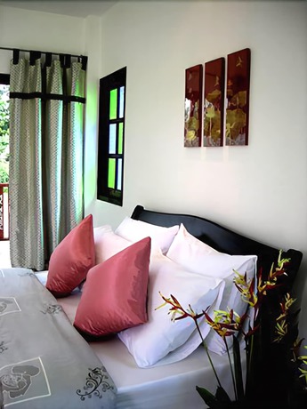 Imagen de la habitación del Hotel Baan Rim Klong Resort. Foto 11
