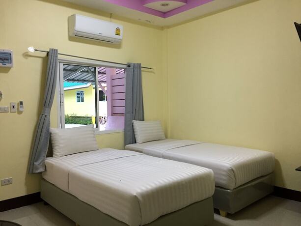 Imagen de la habitación del Hotel Baan Rommai Sattahip. Foto 16