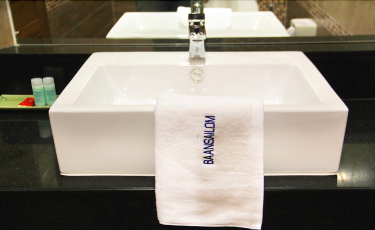 Imagen de la habitación del Hotel Baan Sailom Resort. Foto 3