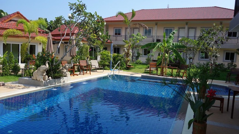 Imagen de los exteriores del Hotel Baan Sooksiri Bangsaray. Foto 11