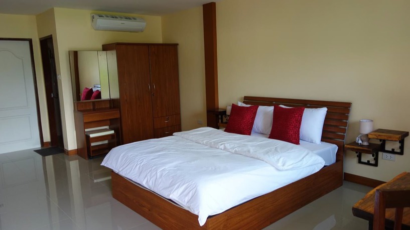 Imagen de la habitación del Hotel Baan Sooksiri Bangsaray. Foto 8