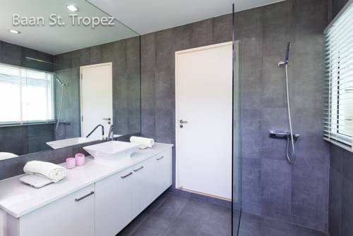 Imagen de la habitación del Hotel Baan St Tropez. Foto 5