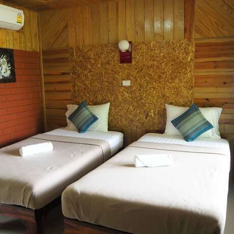 Imagen de la habitación del Hotel Baan Suan Hill Resort. Foto 17
