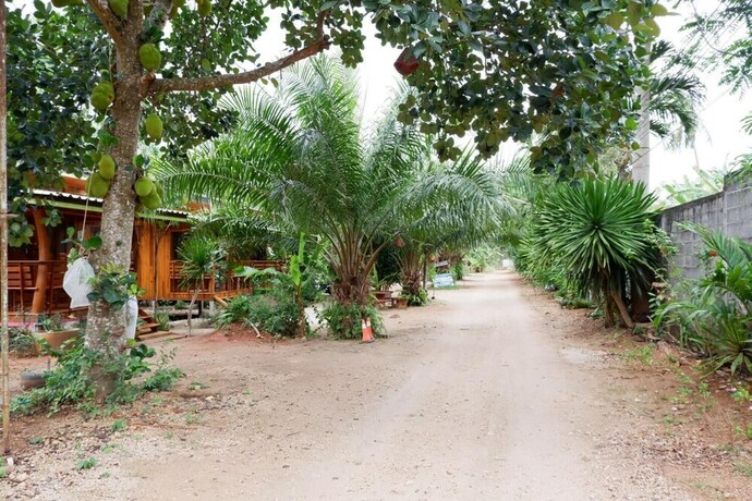 Imagen de los exteriores del Hotel Baan Suan Resort. Foto 13