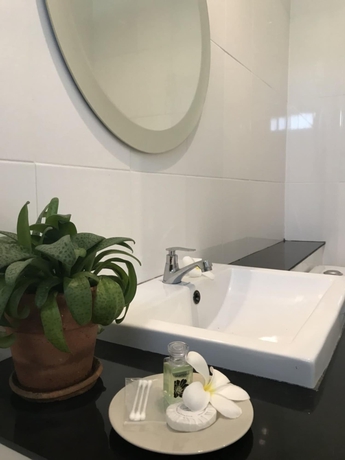 Imagen de la habitación del Hotel Baan Suan Rim Klong. Foto 6