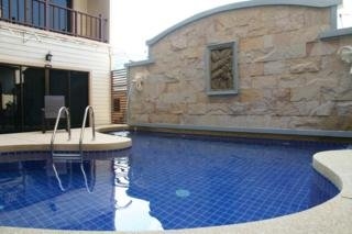 Imagen de la piscina del Hotel Baan Suay Hotel. Foto 11