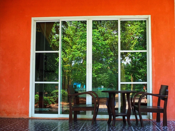 Imagen de los exteriores del Hotel Baan Tonmai Resort. Foto 15