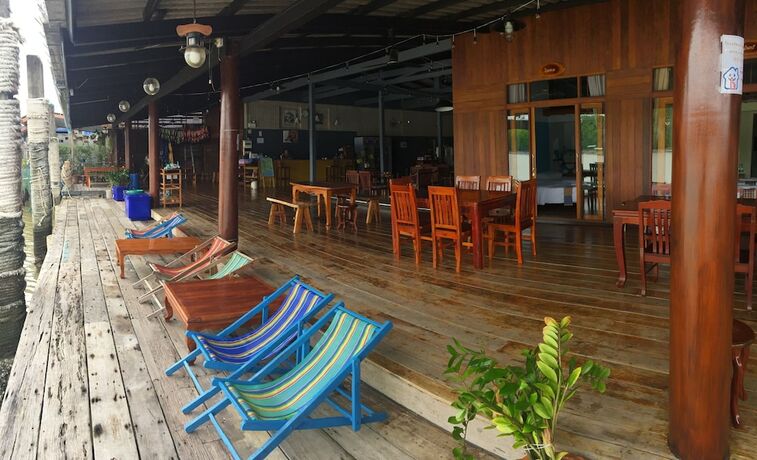 Imagen del bar/restaurante del Hotel Baanchansamut Homestay. Foto 15