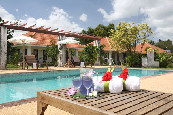 Imagen de la piscina del Hotel Baanchuengkao Resort Ranong. Foto 16