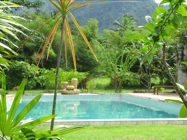 Imagen de la piscina del Hotel Baanchuengkao Resort Ranong. Foto 19