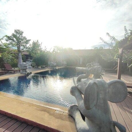 Imagen de la piscina del Hotel Baankiangnam Pattaya Resort. Foto 33