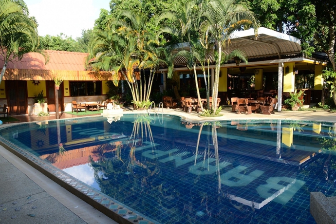 Imagen de la piscina del Hotel Baanplaidoi Resort. Foto 13