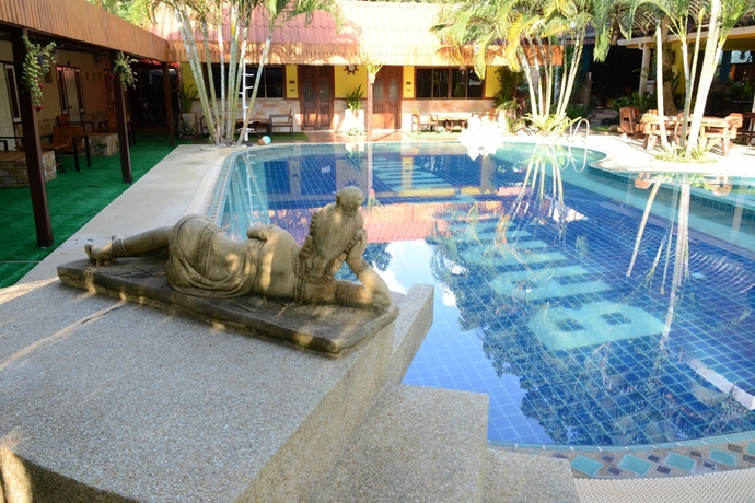 Imagen de la piscina del Hotel Baanplaidoi Resort. Foto 16