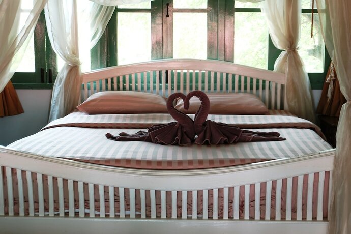 Imagen de la habitación del Hotel Baanrak Amphawa Homestay. Foto 18
