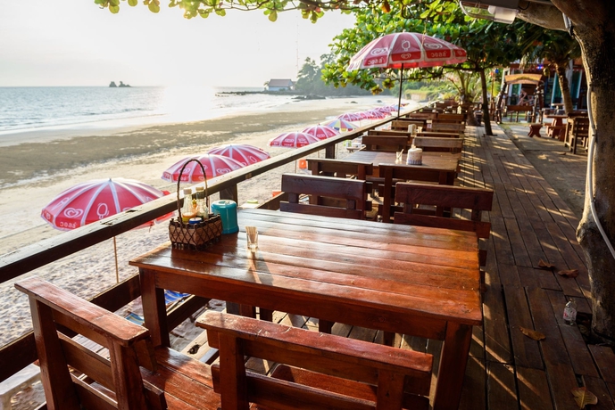 Imagen del bar/restaurante del Hotel Baansuan Aokhai Beach Resort. Foto 6