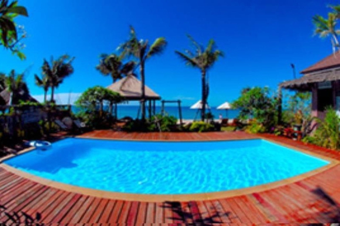 Imagen de la piscina del Hotel Baantoom Village and Resort. Foto 4