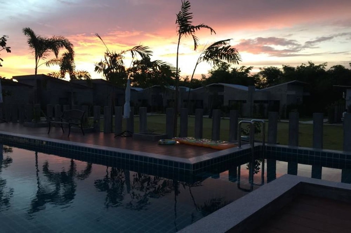 Imagen de la piscina del Hotel Baanwaan Resort Hat Yai. Foto 8